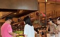 59岁王祖贤现身广州太古汇逛商场吃早餐