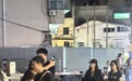 李小冉孙怡逛夜市被偶遇,50岁李小冉气质出众,与孙怡同框不显老