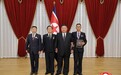 金正恩为军工科研人员颁发奖章、勋章