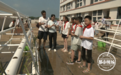 开学第一课:永丰县城西小学学生在教学楼顶种植中草药材