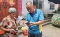 湖北十堰郧阳有个“跑腿哥” 给留守老人代买水果“代探亲”