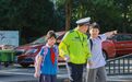 开学首日名场面又刷屏了!鹰潭交警“护学模式”安全感直接拉满