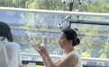 刘亦菲妈妈和友人喝茶,67岁气质状态出众