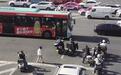 行人横穿马路过街设施成摆设 兰州市民吁严管交通乱象