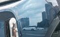 酒店经理帮客人挪车刮坏刚提新车,双方因维修费闹分歧