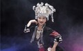 夏冰歌舞里的两轮太阳:半掩草帽半擎天