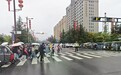 岐山交警:风雨执勤护学路 冒雨疏堵保畅行