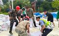 吉安一货车拐急弯300多袋大米洒落满地,交警现场求助,村民如潮水般涌来帮忙