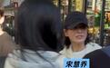 44岁宋慧乔巴黎街头被偶遇,穿白色休闲装尽显气质,离婚后状态佳