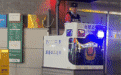 合肥步行街上,1岁多萌娃偶遇执勤特警,主动敬礼获回礼
