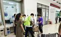 突发脑梗命悬一线 农行大厅里的生死时速