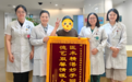 锦旗之外,是两道家常菜的温度