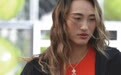 美网涅槃归来郑钦文现身王府井 颈间佩“无坚不摧”金刚杵迎战中网