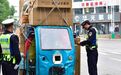 甘肃华亭交管服务“掌上办” 民警路面开讲安全感拉满