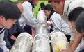 近日在江西吉安,一名科学老师用塑料桶“手搓”4米高水火箭,该老师表示