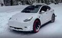 特斯拉FSD雪地实测!积雪路转弯丝滑,无标线也能让行对向车#特斯拉#