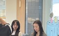 46岁董洁经营服装店 亲自帮顾客打包衣物状态出众