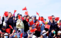 【甘快看】甘肃民勤:万人齐聚唱响国歌 大漠扬歌致敬祖国