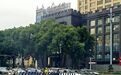 城区主要路口增设伸缩防护栏 防止电动车越线抢行