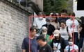 林子祥夫妇现身重庆 二人恩爱相伴下楼梯需搀扶
