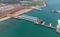 海南省跨度最长、吨位最大的钢桁梁顺利完成顶推落梁
