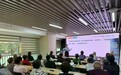 团扇DIY、草本拼贴、重阳游园……长者们边玩边收获“金融干货”!
