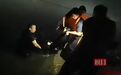 深夜一团黑影在湖面上浮动 警务人员轮番冲下水 救起落水者