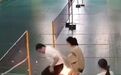 男子裤兜揣手机打球摔倒瞬间爆燃男子打球摔倒裤兜手机突然爆燃【危险一幕