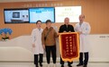 八旬老人重获光明 携爱人送锦旗致谢九江爱尔眼科