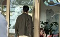 偶遇胡歌接女儿放学,手上拎着女儿幼儿园的被子,奶爸范十足