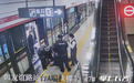 七旬老人在地铁内晕倒 多方接力施救转危为安