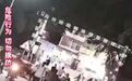 印度两男子穿越铁轨被撞身亡 印度两男子不顾道口关闭仍穿越铁轨,遭驶来