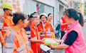 西乡街道凤凰岗社区联合爱心企业慰问环卫工人 致敬“城市美容师”