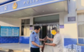 江西一退休职工在阁楼杂物堆里发现80年代气枪主动上交 警方:老枪也有杀伤力