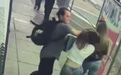 加拿大一35岁女子当街“眼神锁定”两名男子后,突然转身一拳把陌生女路