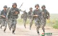 朱日和A演习:步兵营全员全装奔袭10公里领任务