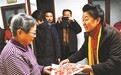 市文联组织艺术家为居民送春联贴窗花