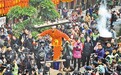 千米长宴惊现传菜绝技 头顶20道菜滴汤不洒