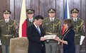 习近平接受布拉格城市钥匙