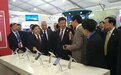 习近平参观小米展台 询问哪部手机是最新款