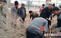 新疆地税局住村工作组建“示范果园”引领村民走致富路