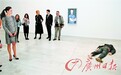 凯特王妃下月临盆马不停蹄 观艺术展遭“死人”吓
