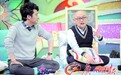 孟非席地而坐主持节目