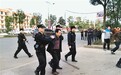 数百民警连夜奋战 嫌疑人废弃房屋内落网