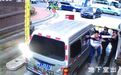 因为5元停车费车主与保安互殴 车玻璃被砸烂