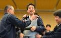 安倍接见福岛第一核电站作业人员 现场试穿防护马甲