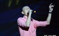 老挝首届中文歌曲大赛:老挝选手倾情一跪 中国选手亮嗓震全场
