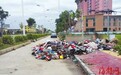 涵江动车站路口 人行道被垃圾山“拦腰截断”