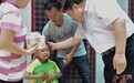 “钻石大王”董留生回河南老家 50万救助两名贫困儿童