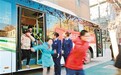 一辆35路公交车 开进小学
